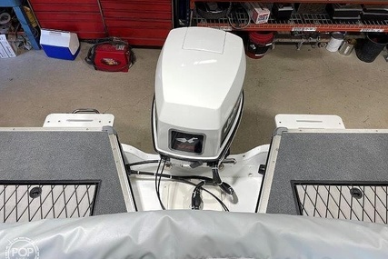 Lowe 2200 Suncruiser Deck Boat