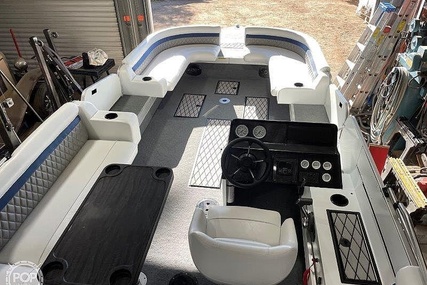 Lowe 2200 Suncruiser Deck Boat