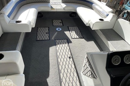 Lowe 2200 Suncruiser Deck Boat