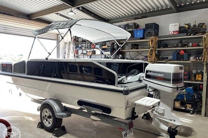 Lowe 2200 Suncruiser Deck Boat