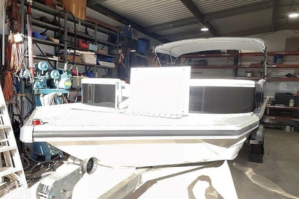 Lowe 2200 Suncruiser Deck Boat