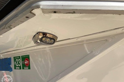 Lowe 2200 Suncruiser Deck Boat