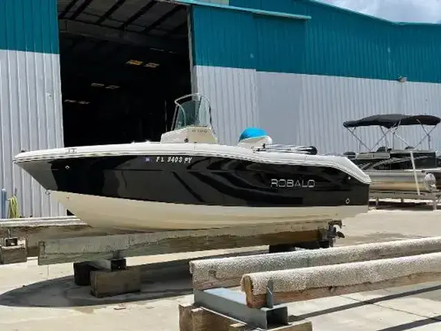 Robalo R180 Center Console