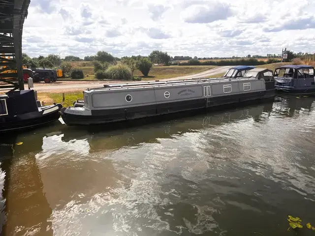 JD & Live The Dream Narrowboats 58 Cruiser Stern