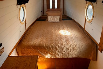 JD & Live The Dream Narrowboats 58 Cruiser Stern