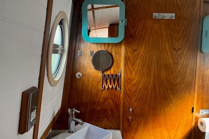 JD & Live The Dream Narrowboats 58 Cruiser Stern