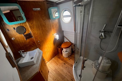 JD & Live The Dream Narrowboats 58 Cruiser Stern