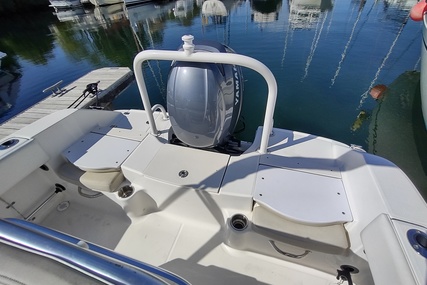 Robalo R180