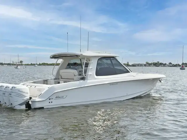 Boston Whaler 380 Realm