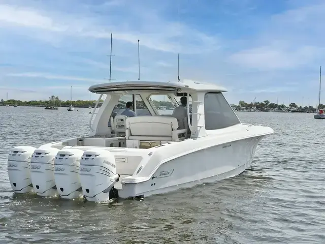 Boston Whaler 380 Realm