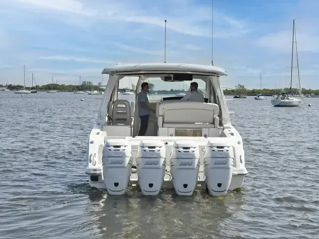 Boston Whaler 380 Realm