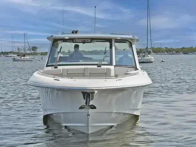 Boston Whaler 380 Realm