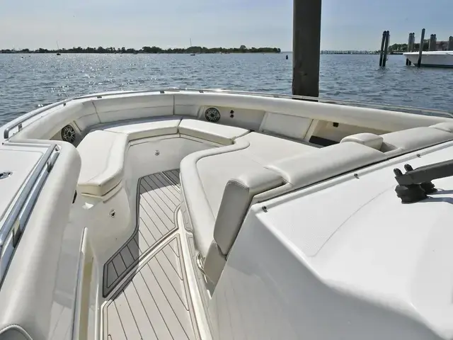 Boston Whaler 380 Realm