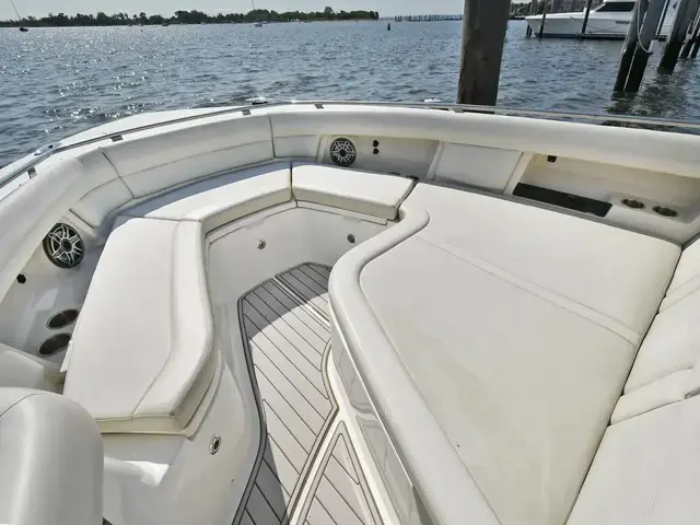 Boston Whaler 380 Realm