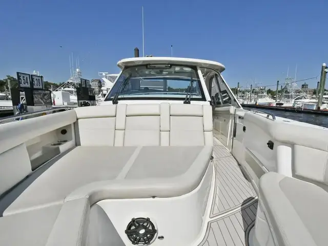 Boston Whaler 380 Realm