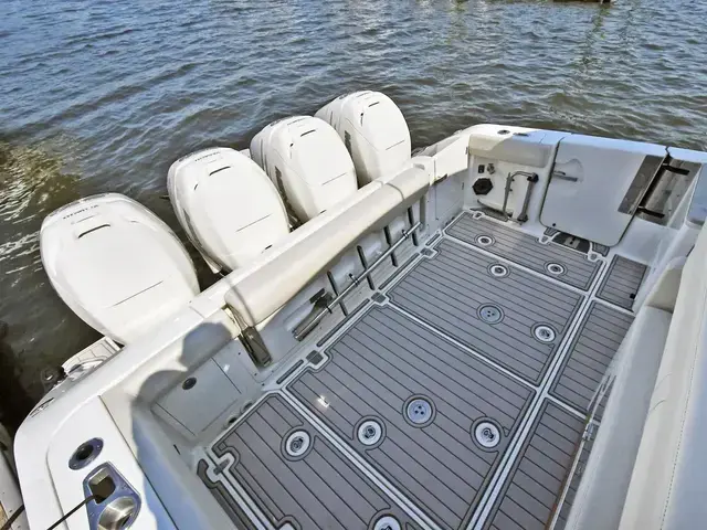 Boston Whaler 380 Realm