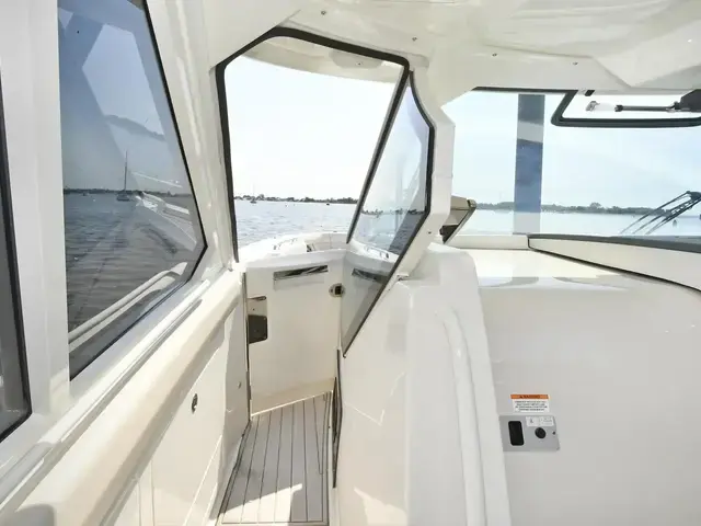 Boston Whaler 380 Realm