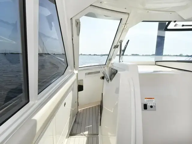 Boston Whaler 380 Realm