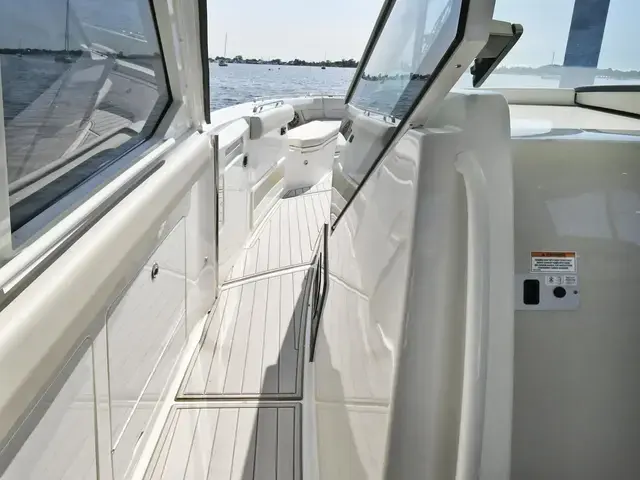 Boston Whaler 380 Realm