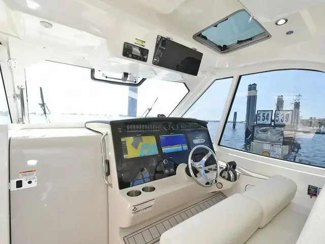 Boston Whaler 380 Realm