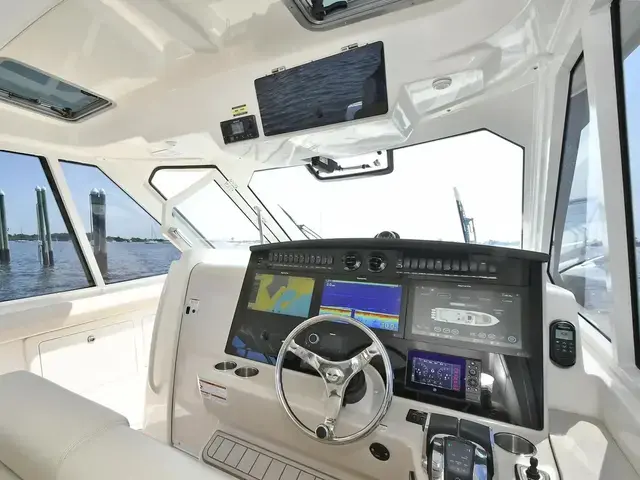 Boston Whaler 380 Realm