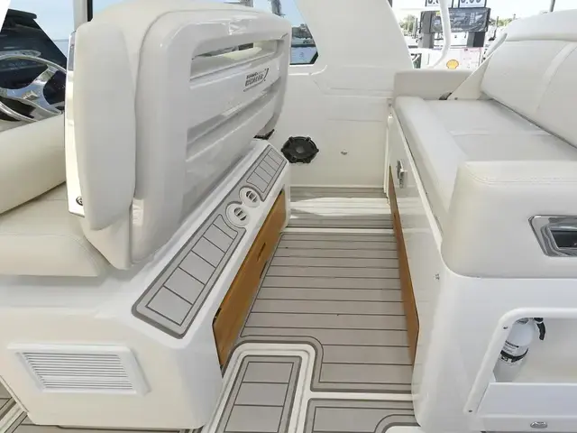 Boston Whaler 380 Realm