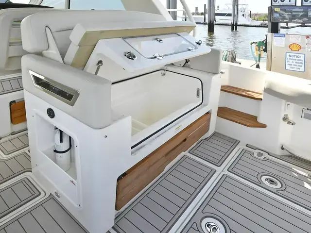 Boston Whaler 380 Realm