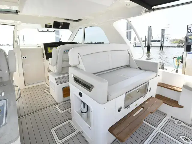 Boston Whaler 380 Realm