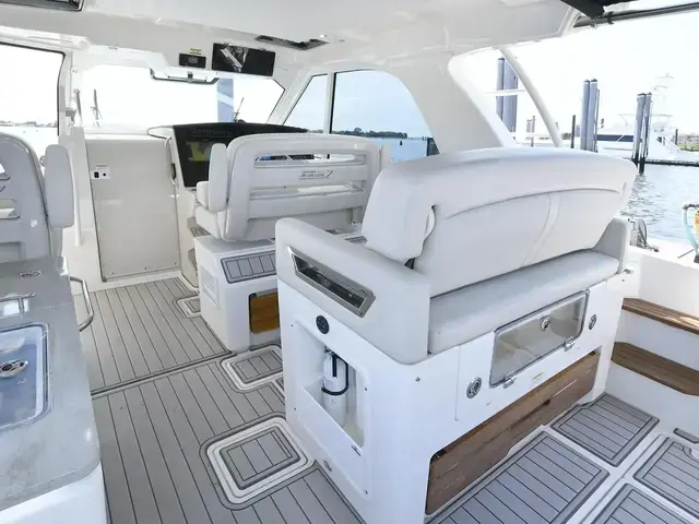 Boston Whaler 380 Realm