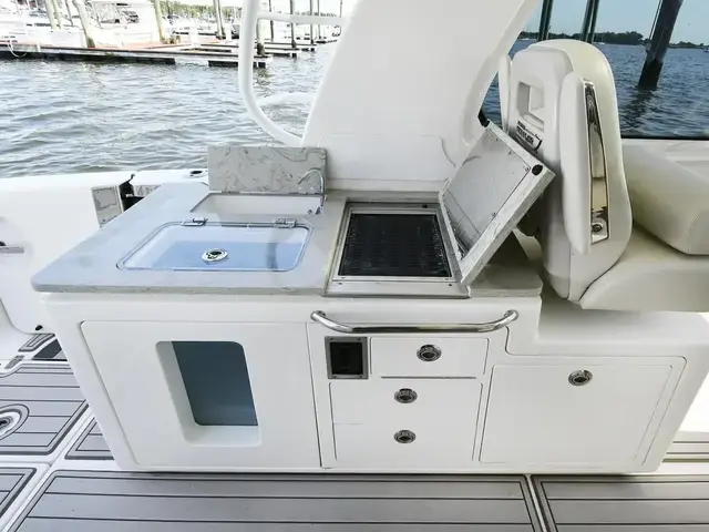 Boston Whaler 380 Realm