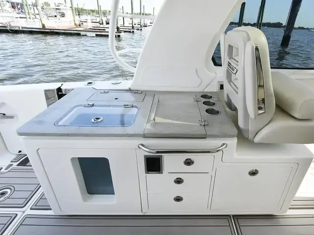 Boston Whaler 380 Realm