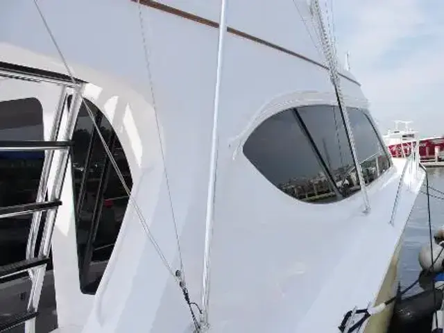 Hatteras GT54