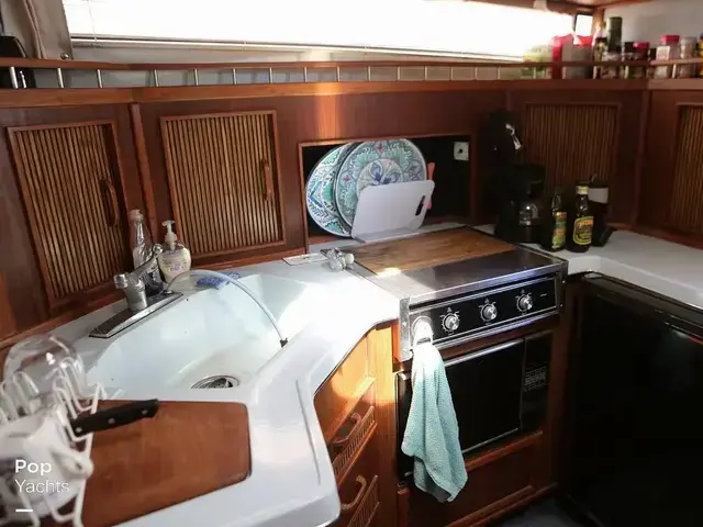 Sea Ray 340 Express Cruiser