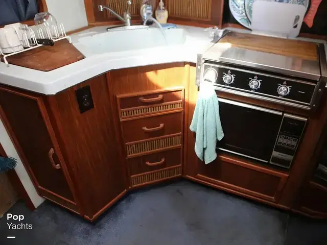 Sea Ray 340 Express Cruiser