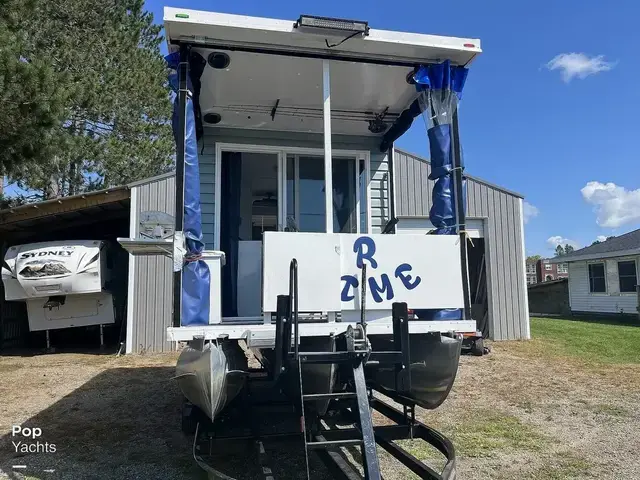 Godfrey Pontoon Custom Houseboat