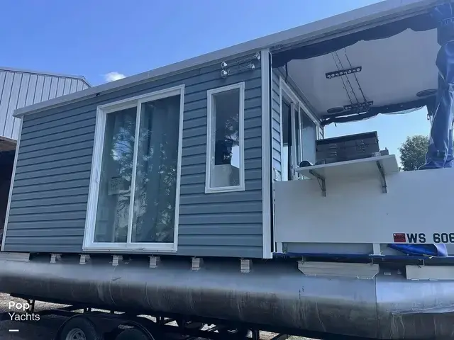 Godfrey Pontoon Custom Houseboat