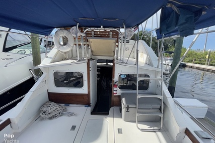 Bertram 28 Flybridge Cruiser Yacht