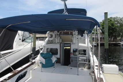 Bertram 28 Flybridge Cruiser Yacht