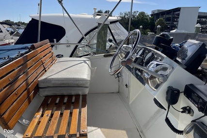 Bertram 28 Flybridge Cruiser Yacht