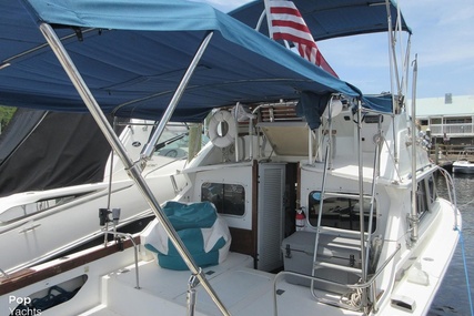 Bertram 28 Flybridge Cruiser Yacht