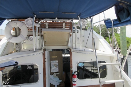 Bertram 28 Flybridge Cruiser Yacht