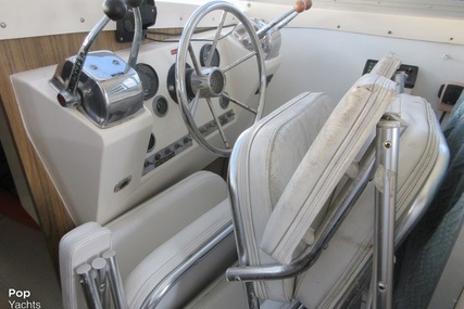 Bertram 28 Flybridge Cruiser Yacht