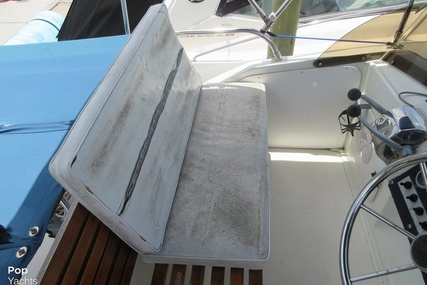 Bertram 28 Flybridge Cruiser Yacht