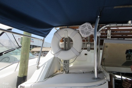 Bertram 28 Flybridge Cruiser Yacht