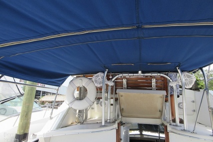 Bertram 28 Flybridge Cruiser Yacht