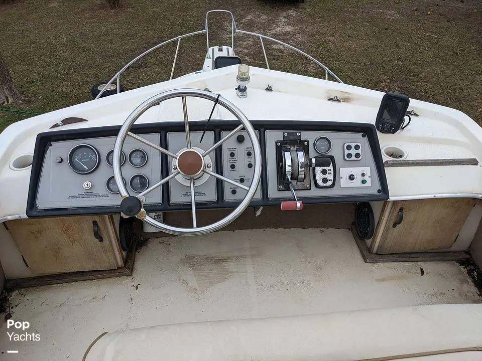 1982 Carver santa cruz 2667 cabin cruiser