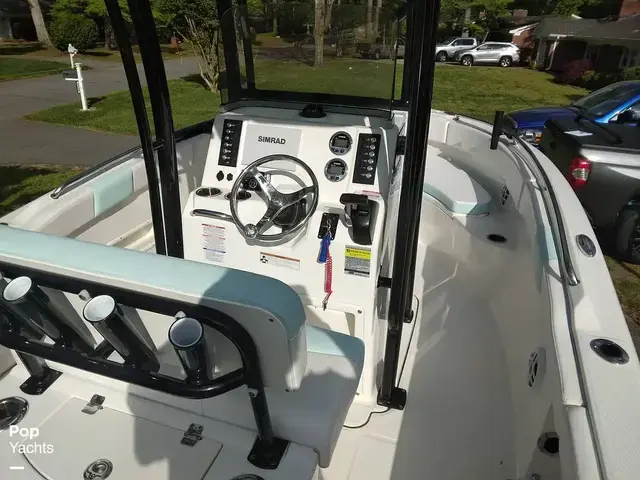 Robalo R222