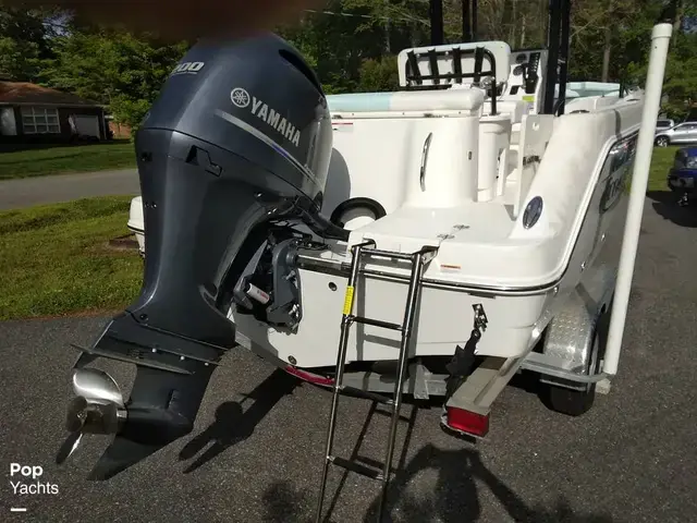 Robalo R222