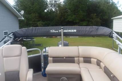 Sun Tracker Party Barge 20 DLX