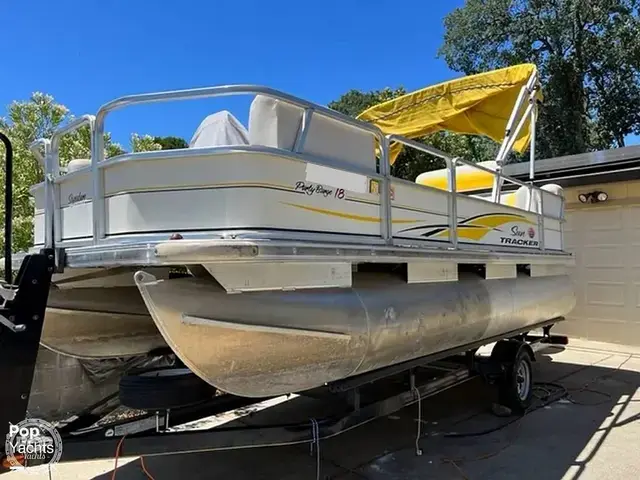 Sun Tracker 18 Party Barge